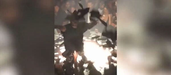 Жулунган эч ким жок. Рэпер 50 миң долларды күйөрмандарына чачты. Видео - Sputnik Кыргызстан