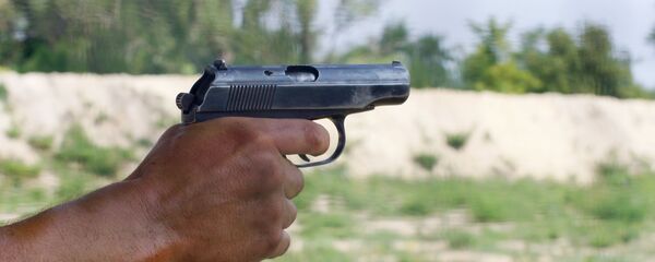 Мужчина стреляет из пистолета. Архивное фото - Sputnik Кыргызстан