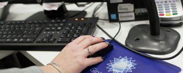 Женщина работает за компьютером. Архивное фото - Sputnik Кыргызстан