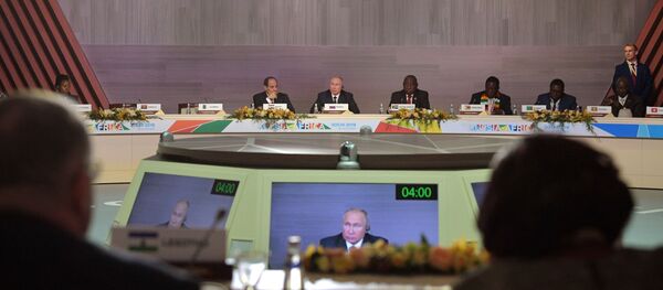 Президент РФ Владимир Путин на втором пленарном заседании саммита Россия - Африка. Президент РФ Владимир Путин на втором пленарном заседании саммита Россия - Африка. - Sputnik Кыргызстан