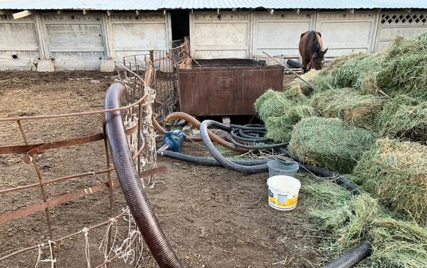 Трубу для откачки нефтепродуктов протяженностью около трех километров обнаружили на днях в приграничном селе Кен-Булун - Sputnik Кыргызстан