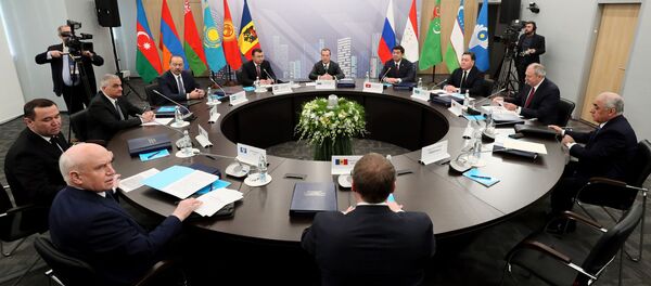 Заседании Совета глав правительств Содружества независимых государств (СНГ) в узком составе Заседании Совета глав правительств Содружества независимых государств (СНГ) в узком составе - Sputnik Кыргызстан