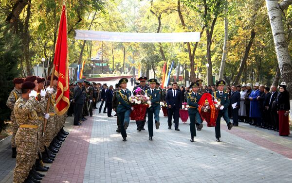 В Оше почтили память военнослужащих, погибших во время баткенских событий 1999–2000 годов - Sputnik Кыргызстан