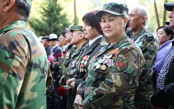 Представители местной власти и родные погибших почтили память воинов минутой молчания и возложили венки к мемориалу. - Sputnik Кыргызстан