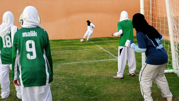 Футболистки в хиджабе. Архивное фото - Sputnik Кыргызстан