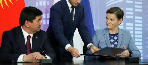 Премьер-министр КР Мухаммедкалый Абылгазиев и премьер-министр Сербии Ана Брнабич на церемонии подписания соглашения о свободной торговле между Евразийских экономическим союзом и Сербией. Премьер-министр КР Мухаммедкалый Абылгазиев и премьер-министр Сербии Ана Брнабич на церемонии подписания соглашения о свободной торговле между Евразийских экономическим союзом и Сербией. - Sputnik Кыргызстан