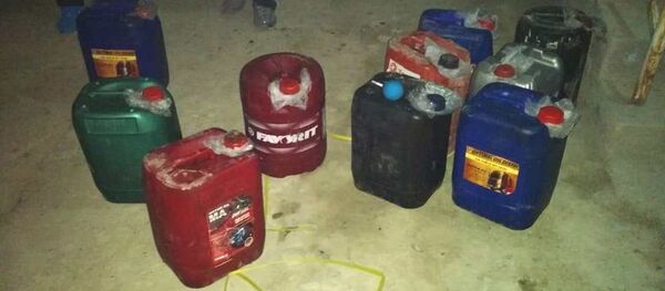  Служащие Баткенского пограничного отряда и сотрудники милиции обнаружили более 600 литров прекурсора - Sputnik Кыргызстан