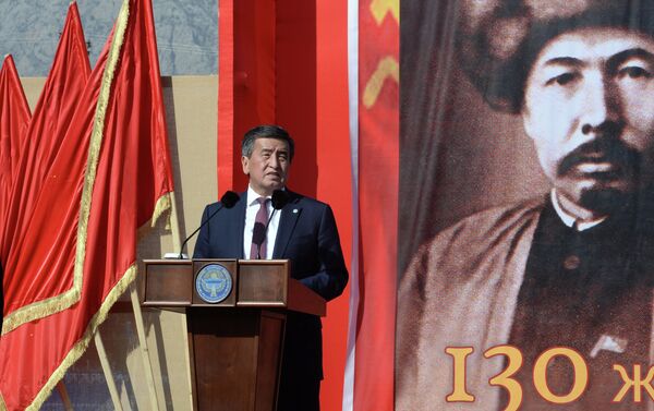 В своем выступлении Жээнбеков напомнил, что на земле Кадамджая родилось немало достойных людей, которые внесли большой вклад в формирование государственности и укрепление независимости Кыргызстана - Sputnik Кыргызстан