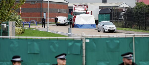 Сотрудники полиции у фуры, в которой нашли тела 39 человек, Эссекс, Великобритания. 23 октября 2019 года - Sputnik Кыргызстан