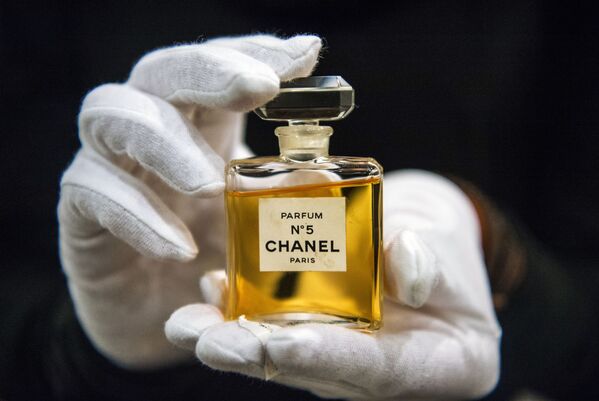 Флакон духов Chanel № 5 на выставке I love Chanel. Частные коллекции в МВЦ Музей Моды в Москве - Sputnik Кыргызстан