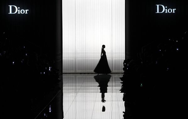 Модель во время показа Диор на Неделе моды в Париже - Sputnik Кыргызстан