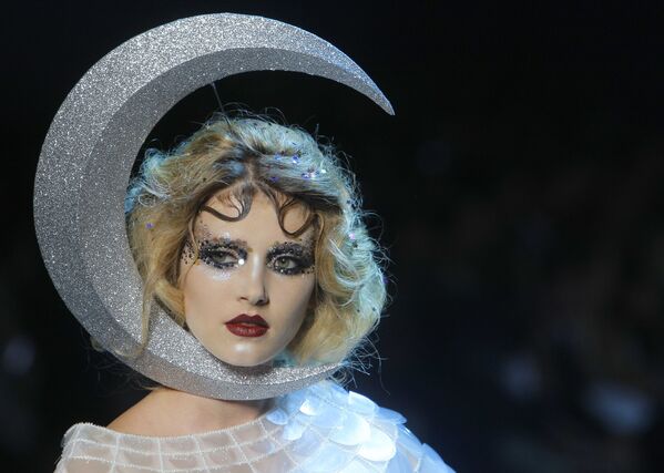 Модель на показе Christian Dior на Парижской неделе моды - Sputnik Кыргызстан