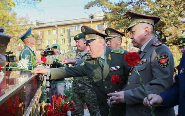 Состоялась церемония возложения цветов к памятнику воинам-баткенцам - Sputnik Кыргызстан