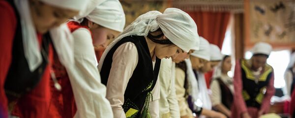 Камыр жайып жаткан кыздар. Архив - Sputnik Кыргызстан