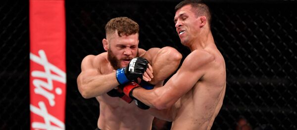 Кыргызстанский боец Рафаэль Физиев во время боя с американцем Алексом Уайтом на турнире UFC Fight Night 162 Кыргызстанский боец Рафаэль Физиев во время боя с американцем Алексом Уайтом на турнире UFC Fight Night 162 - Sputnik Кыргызстан