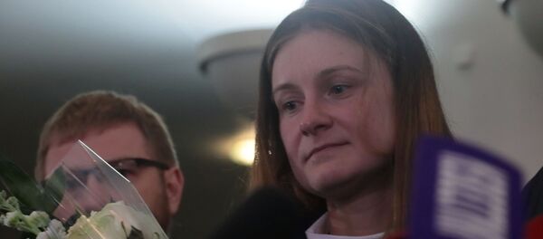 Мария Бутина, освобожденная из тюрьмы в США, отвечает на вопросы журналистов в международном аэропорту Шереметьево имени А. С. Пушкина в Москве. - Sputnik Кыргызстан