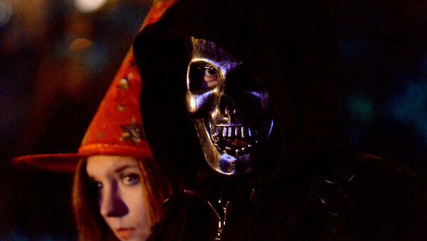 Молодые люди празднуют Хэллоуин. Архивное фото - Sputnik Кыргызстан