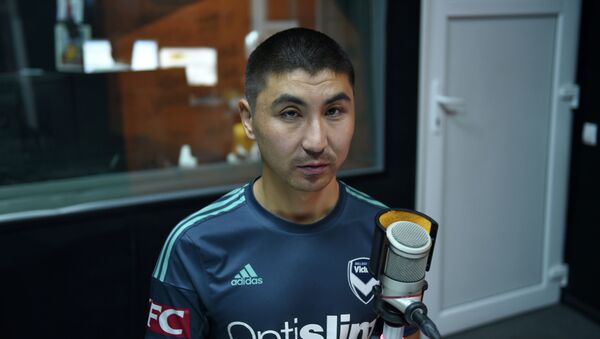 Незрячий бизнесмен из Кыргызстана Азат Токтомбаев во время интервью - Sputnik Кыргызстан