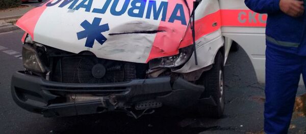 Бишкекте медициналык борборлордун биринин атайын унаасы менен Toyota Camry үлгүсүндөгү жеңил автокөлүк кагышты Бишкекте медициналык борборлордун биринин атайын унаасы менен Toyota Camry үлгүсүндөгү жеңил автокөлүк кагышты - Sputnik Кыргызстан