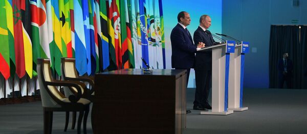 Президент РФ Владимир Путин и сопредседатель саммита Россия - Африка президент Арабской республики Египет Абдель Фаттах ас-Сиси во время совместного заявления для прессы после подписания Меморандума между правительством РФ и Африканским союзом об основах взаимоотношений и Меморандума о взаимопонимании между ЕЭК и Африканским союзом. - Sputnik Кыргызстан