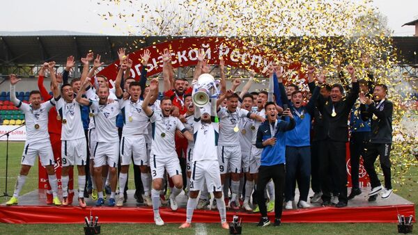 Команда из города Кочкор-Ата (Джалал-Абадская область) Нефтчи впервые завоевала Кубок Кыргызстана по футболу - Sputnik Кыргызстан