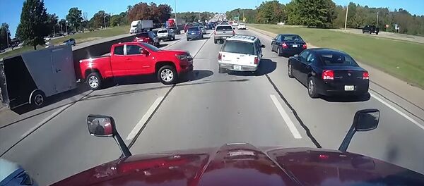 Ошибка водителя привела к массовой аварии на трассе. Видео из США - Sputnik Кыргызстан