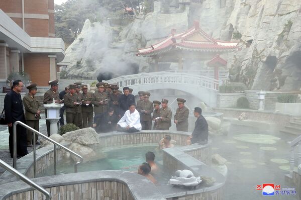 Визит главы КНДР Ким Чен Ына в туристическом курорте с термальными источниками в уезде Яндок - Sputnik Кыргызстан