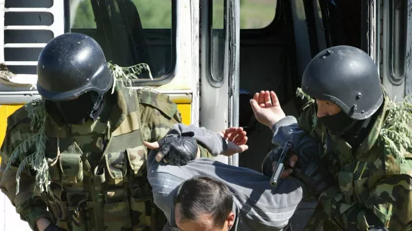 Спецназовцы во время задержания подозреваемого. Архивное фото  - Sputnik Кыргызстан