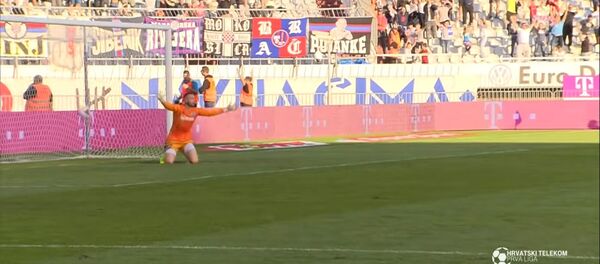 Вратарь праздновал несуществующий гол, а забили ему самому. Видео - Sputnik Кыргызстан