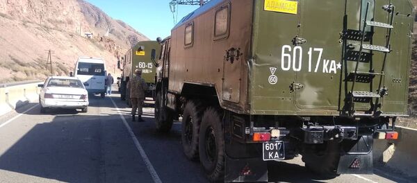 В Боомском ущелье в КамАЗ, перевозивший военнослужащих, врезался маршрутный микроавтобус - Sputnik Кыргызстан