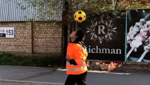 Работница бишкекского Тазалыка умело играет в футбол — видео - Sputnik Кыргызстан