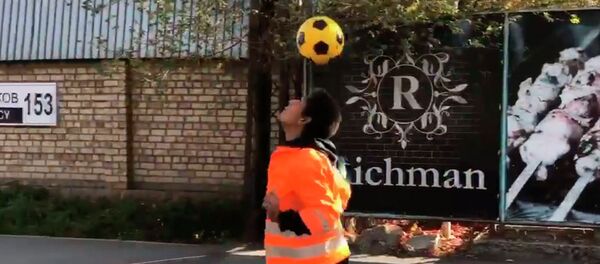 Работница бишкекского Тазалыка умело играет в футбол — видео Работница бишкекского Тазалыка умело играет в футбол — видео - Sputnik Кыргызстан