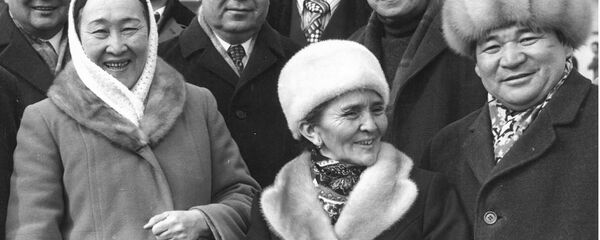 Атактуу актриса Даркүл Күйүкова, Сабира Күмүшалиева, төкмө акын Эстебес Турсуналиев жана алардын замандаштарынын сүрөтү 1980-жылдары Фрунзе (азыркы Бишкек) шаарында тартылган. - Sputnik Кыргызстан