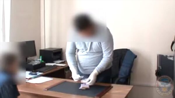Как в Бишкеке задерживали следователя милиции со взяткой. Видео Финпола - Sputnik Кыргызстан