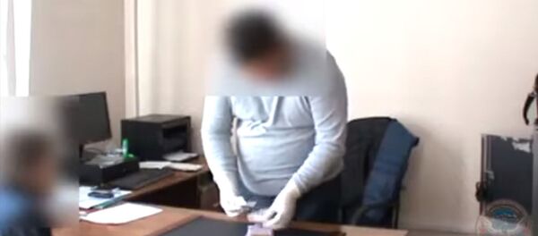 Как в Бишкеке задерживали следователя милиции со взяткой. Видео Финпола Как в Бишкеке задерживали следователя милиции со взяткой. Видео Финпола - Sputnik Кыргызстан
