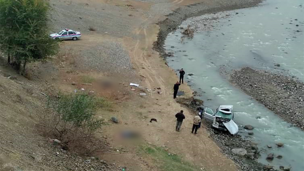 В Ноокенском районе автомобиль упал в реку с обрыва, погибли водитель и его супруга - Sputnik Кыргызстан