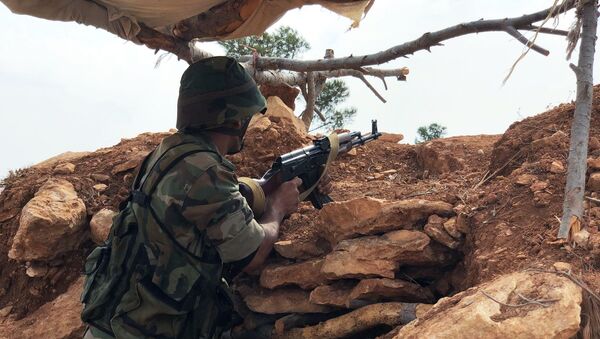 Сирийский военный на линии обороны на северо-западе района Манбидж в Сирии. - Sputnik Кыргызстан