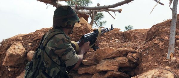 Сирийский военный на линии обороны на северо-западе района Манбидж в Сирии. - Sputnik Кыргызстан