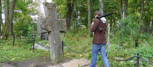 Труворов крест на древнем кладбище - Sputnik Кыргызстан