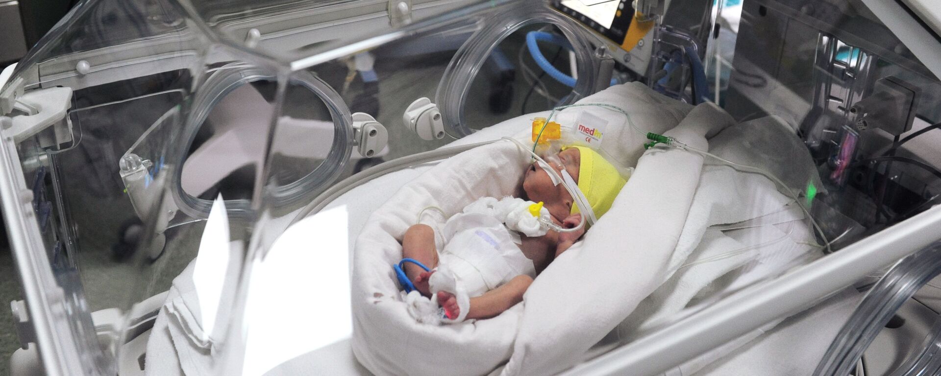 Новорожденный, недоношенный ребенок в родильном доме. Архивное фото - Sputnik Кыргызстан, 1920, 12.11.2021