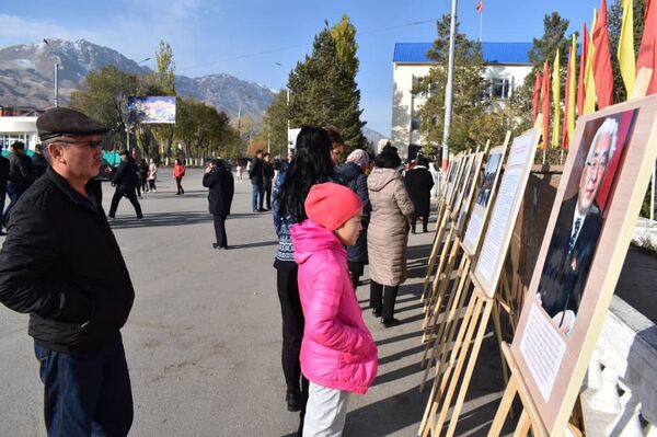 Нарында Турдакун Усубалиевдин эмгегин чагылдырган көргөзмө өттү - Sputnik Кыргызстан