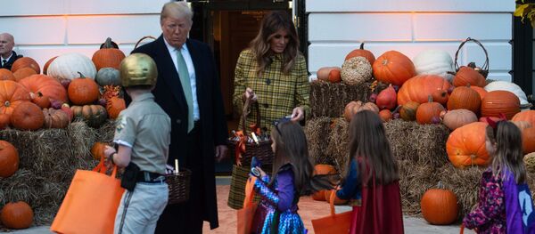 Хэллоуинге карата АКШнын президенти Дональд Трамп жана биринчи айым Мелания Ак үйдүн аймагында майрамдык салтанат уюштурду - Sputnik Кыргызстан