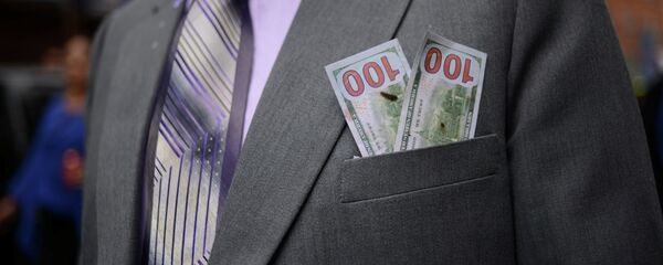 Долларовые купюры в кармане пиджака человека. Архивное фото - Sputnik Кыргызстан