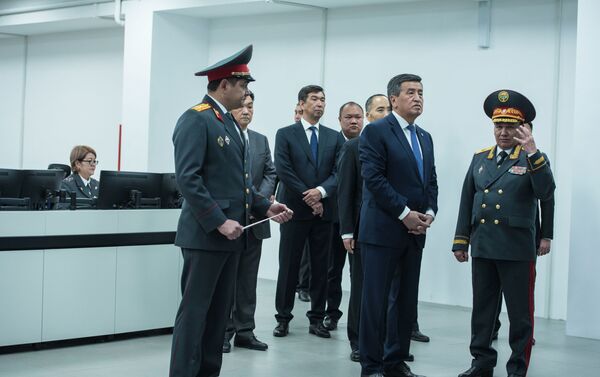 Четыре сотрудника наблюдают за видео, в случае зафиксированных правонарушений информацию отправляют службе 102, сотрудники которой находятся в том же кабинете. - Sputnik Кыргызстан