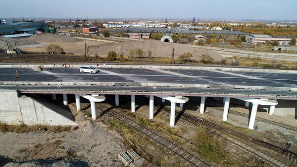 Новый и самый крупный мост в Бишкеке — по нему уже ездят авто. Видео с дрона - Sputnik Кыргызстан