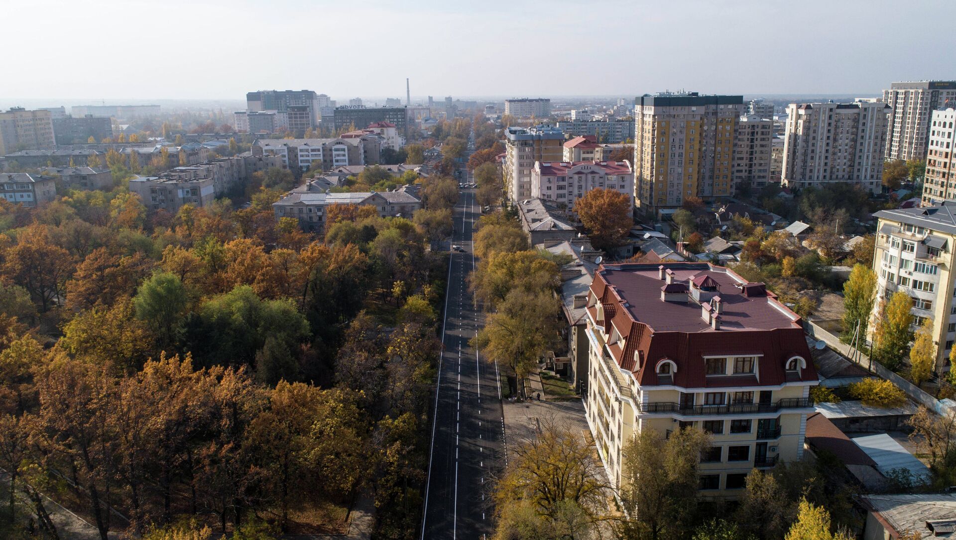 Вид с высоты на улицу Московскую в Бишкеке. Архивное фото - Sputnik Кыргызстан, 1920, 12.10.2021