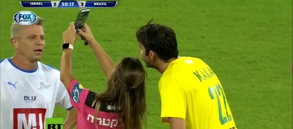 Девушка-арбитр показала желтую карточку футболисту ради селфи с ним. Видео - Sputnik Кыргызстан