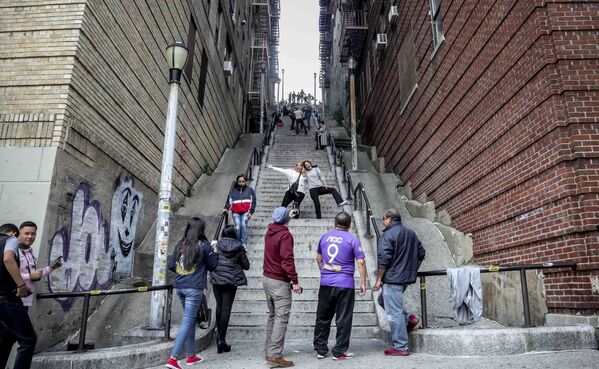 Люди позируют на ставшей знаменитой лестнице в Бронксе, Нью-Йорк - Sputnik Кыргызстан