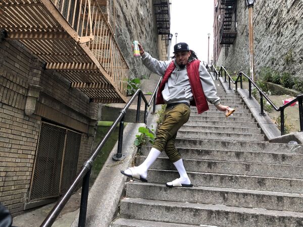 Радиоведущий Джей Гарсия исполняет танец Джокера на ставшей знаменитой лестнице в Бронксе, Нью-Йорк - Sputnik Кыргызстан