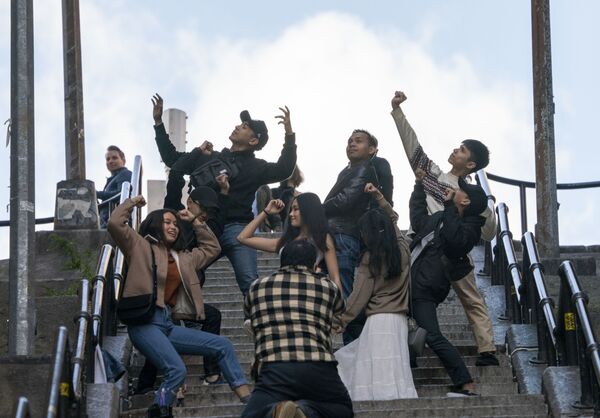 Туристы позируют для фотографии на лестнице Джокера в Бронксе, Нью-Йорк - Sputnik Кыргызстан